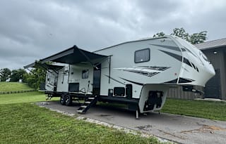 Wolfpack Adventures-Spacious 2022, 45’ Toy Hauler
