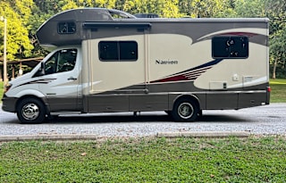 "Golden Nugget" pet friendly, small RV