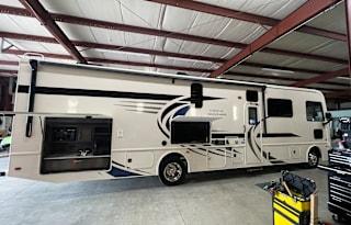 2021 Holiday Rambler Admiral 34J Bunkhouse