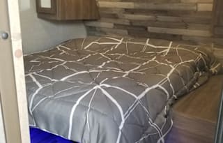 2022 Zinger  sleeps 10 COMFORTABLY!