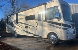 Luxury on the Road: Rent the Coachmen Encore 325SS