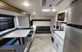 ZINGG'S TRAVEL TRAILER - RENT WITH EASE!