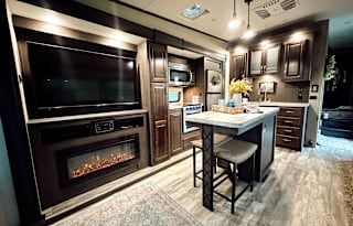 Phoenix Luxe Retreat – 2 Bedroom Family 5th Wheel