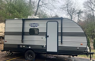 Lightweight trailer perfect for family getaway!