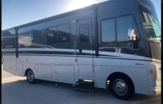 Class A Winnebago Adventurer - OMNE1021