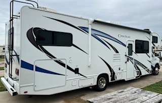 **sleeps 10** 2020 Thor Motor Coach Chateau 31EV