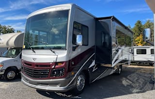 2022 Fleetwood RV Bounder 33C (Brand New)