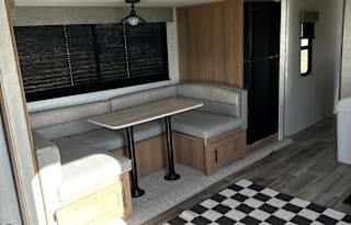 2023 Avenger 28BHS- Family & Fur Friendly
