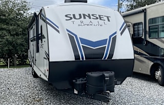 Cozy and Pet-Friendly: 2021 Sunset Trail Camper