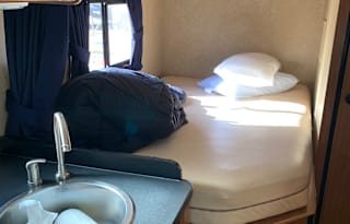 2017 Thor Motor Coach Four Winds 23A Grizzly5