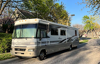 2003 Winnebago Adventurer 38G