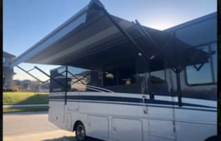 Class A Winnebago Adventurer - OMNE1021