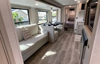 NEW 2022 - SLEEPS 10 - EASY TOWING - JUST BRING YOUR GROCERIES - DELIVERY & SETUP AVAILABLE