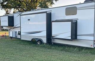 Keystone Avalanche w/ 2 Full BR(DELIVERY ONLY!!!)