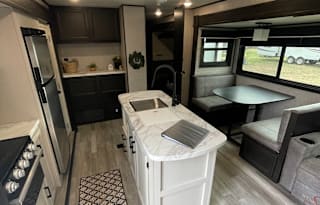 Large Bunkhouse w/King Bed & Outdoor Kitchen