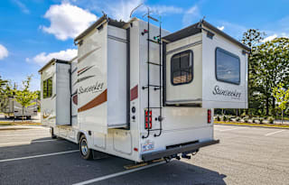 Explore in Comfort: 2015 Sunseeker 2500TS RV