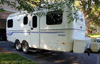 21' Escape camper perfect for up to families of 4.