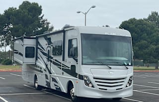 Rick and Cindy's 2023 Fleetwood Flair 32N