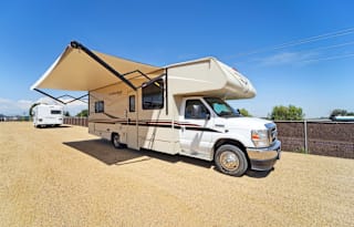 2021 Coachmen Leprechaun 270QB: Stylish Comfort!