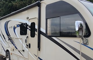 Fun on the Run! 2017 Thor Motor Coach Axis