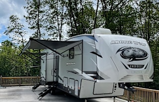 2021 ForestRiver RV Cherokee Arctic Wolf Suite3770