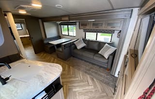 Sleeps 9 - Spacious 2021 Shadow Cruiser 325BHS