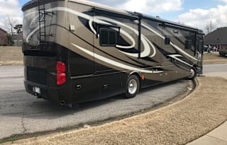 2012 Tiffin Phaeton 40 QTH, Pets and Kids Friendly