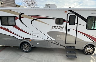 Family/ Pet Friendly Class A 28ft Fleetwood Storm