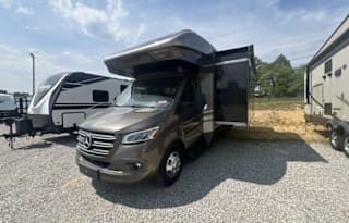 2022 Jayco Melbourne Prestige 24LP (Pet Friendly!)
