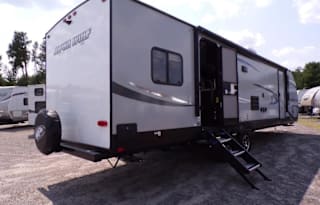 2020 Alpha Wolf 29DQ-L. Two Real Bedrooms w/ NO BUNKS!!!