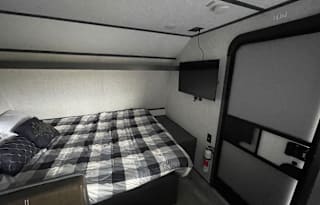 Lightweight 2022 Dutchmen RV Aspen Trail 17BH
