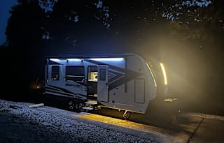 Travel Trailer / Toy Hauler / Sleeps 6 / Rear Deck