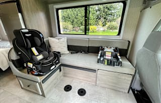 Modern RV – Pet Friendly, Easy, & Road-Trip Ready!