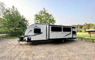 2022 GREY WOLF - PERFECT FAMILY CAMPER, SLEEPS 8
