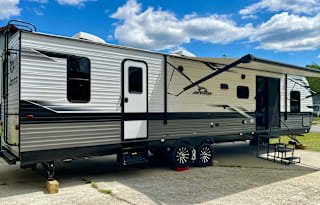 2023 Jayco - 2 Bdrm - KING bed! *Delivery Only*
