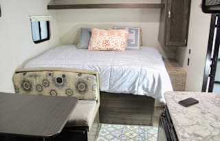 Light & Family Friendly Springdale 18Ft 5 Person