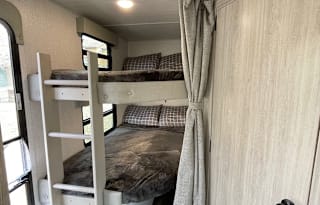 MODERN NEW 2022 - SLEEPS 10 - SOLAR - EASY TOWING - JUST BRING YOUR GROCERIES - DELIVERY & SETUP AVAILABLE