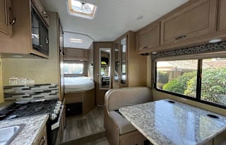 2019 Thor Motor Coach Four Winds 22E free parking