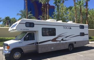 29 foot Class C with Bunk beds in Back sleeps up to 10 people comfortably