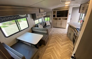 Sleeps 9 - Spacious 2021 Shadow Cruiser 325BHS