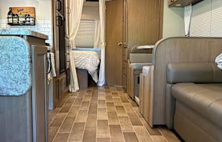 Very clean fully loaded 2020 Chateau 28E