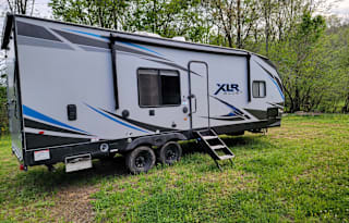 27 FT TOYHAULER WITH ELECTRIC FIREPLACE