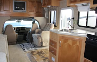 This can be your family's 2007 Thor Motor Coach