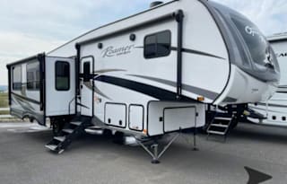 NEW 5TH WHEEL CAMPER WITH ROOM FOR EVERYONE!