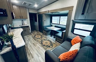 ****Adventure-Ready Family Camper – Sleeps 8***