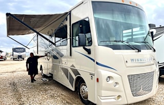 Get Out of Town 2018 Winnebago Sunstar 31BE