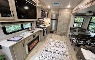 Luxury fifth wheel that can sleep 5