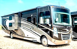 Challenger Luxury Class A Sleeps 4