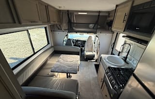 Sleep 6 - Luxury Family Fun RV Coachmen