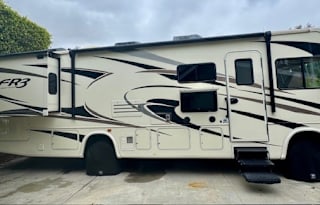 Very Clean - Class A Motorhome - 30'